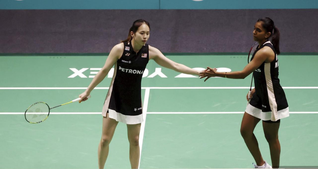 Pearly-Thinaah Worlds Exit showing Pearly Tan and M Thinaah connecting on the green court.