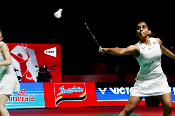 Pearly-Thinaah Taiwan Final showing M Thinaah lunging forward to return the shuttlecock with Pearly Tan watching.