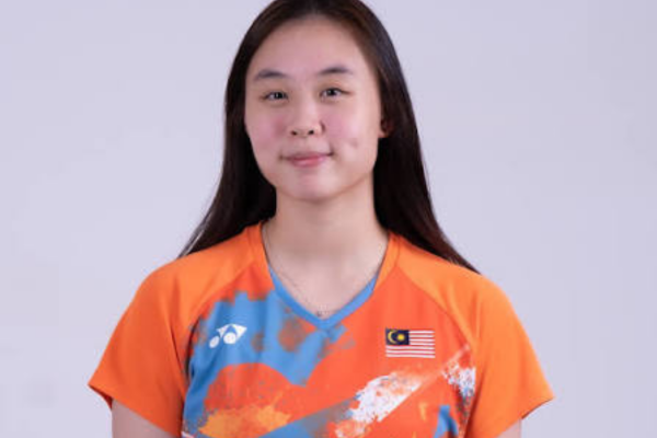 Oo Shan Zi professional badminton profile image showing the Malaysian singles player smiling