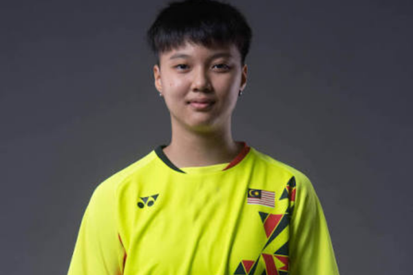 Vannee Gobi professional badminton profile image showing the Malaysian Mixed Double player smiling