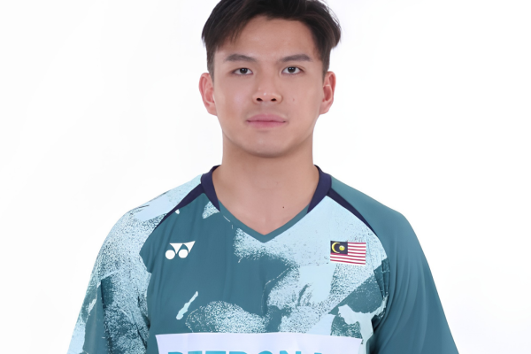 Nur Izzuddin Rumsani professional badminton profile image showing the Malaysian Men's Double player smiling