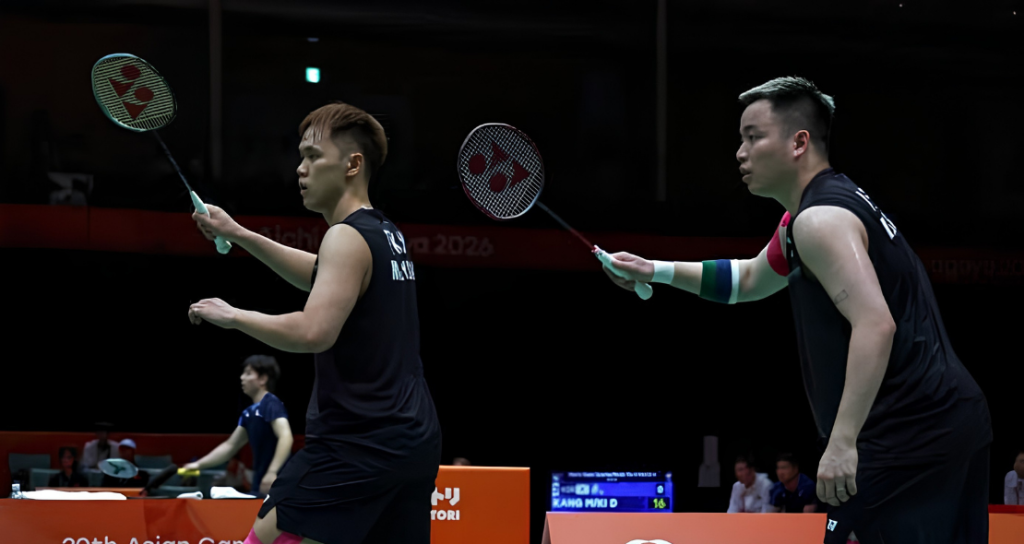 Aaron Chia and Tee Kai Wun raise their rackets in ready position during their Asian Games men's doubles match.