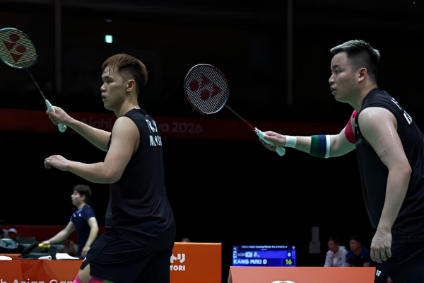 Aaron Chia and Tee Kai Wun raise their rackets in ready position during their Asian Games men's doubles match.