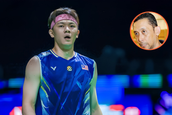 Lee Zii Jia stands on court in his blue jersey with an inset portrait of former coach Misbun Sidek.