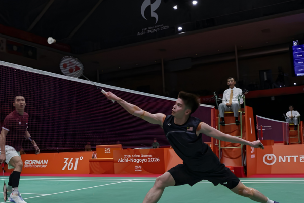 Leong Jun Hao executes a low net reach against Jonatan Christie during their Asian Games men's singles match.
