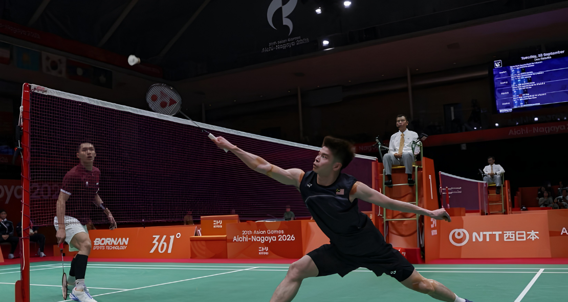 Leong Jun Hao executes a low net reach against Jonatan Christie during their Asian Games men's singles match.