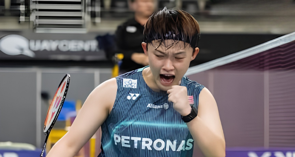Wong Ling Ching roars in celebration with a clenched fist in her blue Petronas Malaysian national jersey.