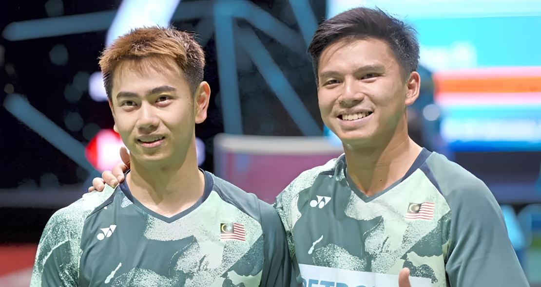 Goh Sze Fei gives a thumbs up alongside partner Nur Izzuddin Rumsani in their green Petronas Malaysian jerseys.