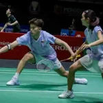 Hoo Pang Ron lunges low to play a net return while Cheng Su Yin covers the court in their lavender Malaysian jerseys.